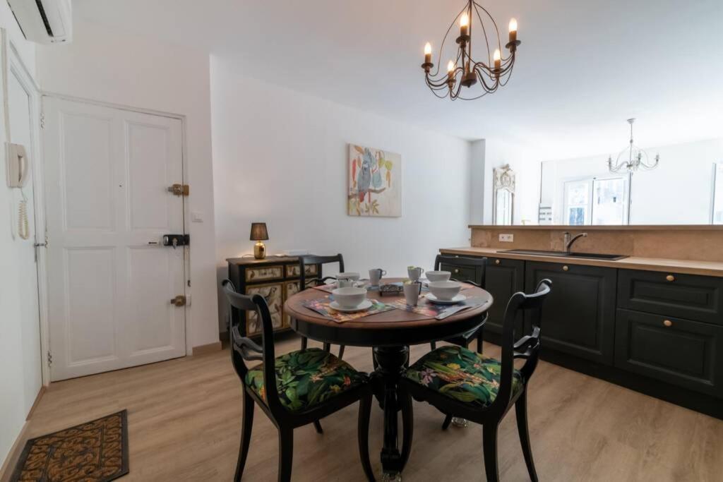 Bien D'Exception En Face Du Palais Des Papes Apartment Avignon Exterior photo