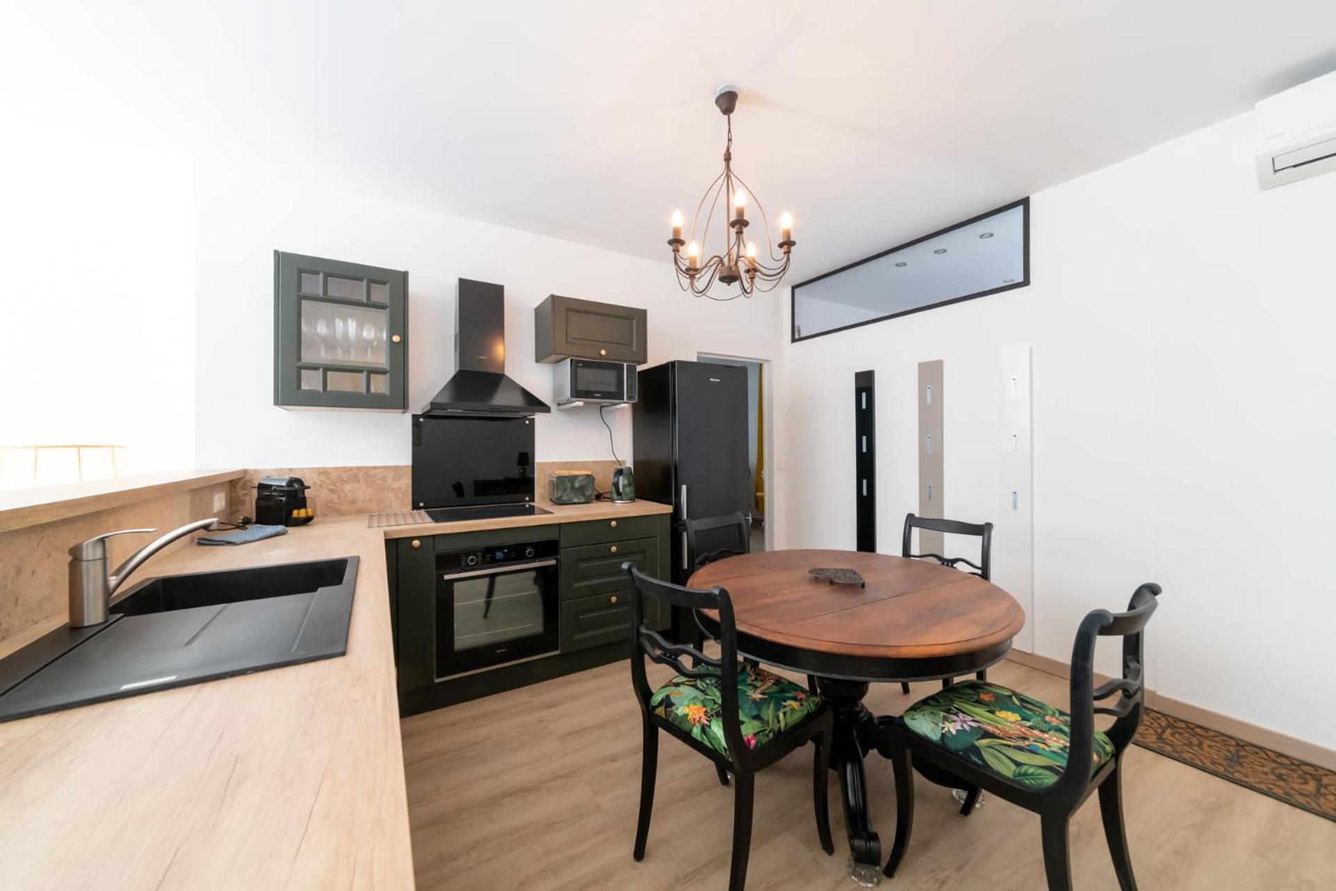 Bien D'Exception En Face Du Palais Des Papes Apartment Avignon Exterior photo